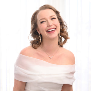 A bride wearing gold jewelry, bridal jewelry pieces, jewelry sets for wedding, gold chain, gold earrings