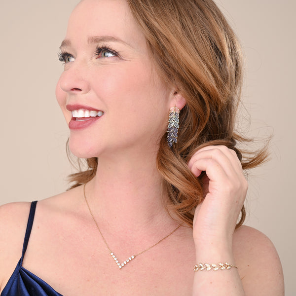 Woman wearing wedding day jewelry set, leaf-shaped jewelry set, quality gold jewelry set for women