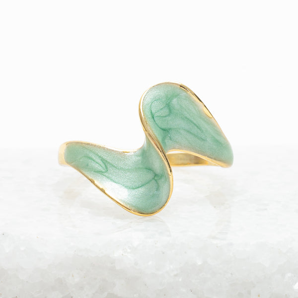 Green ring for women, gold rimmed ring, high quality rings, fashion jewelry, websites like Pandora, thoughtful christmas gifts